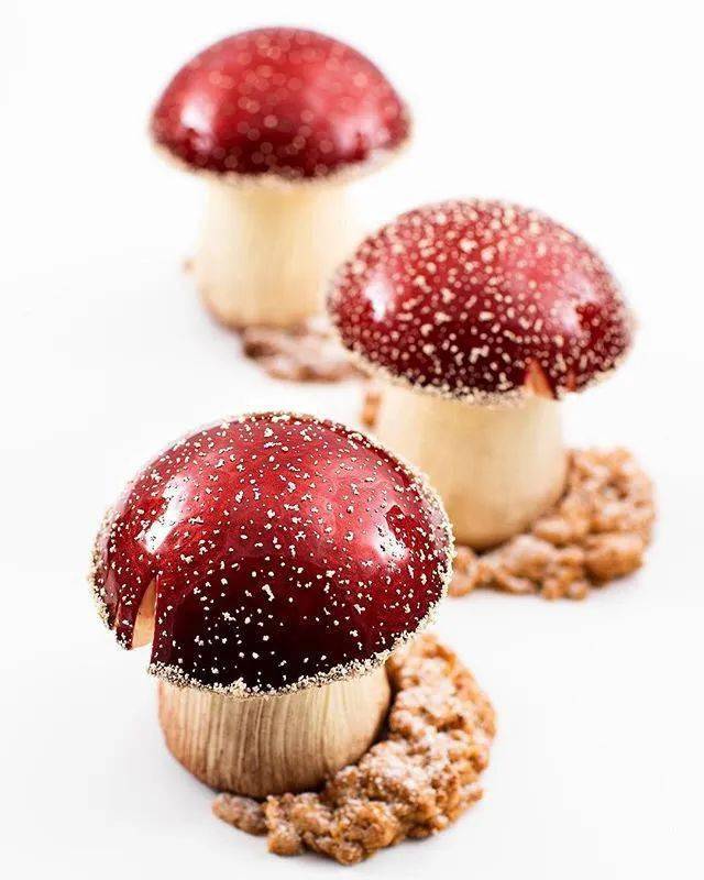 cook together sugar, water and glucose to 106°c, then mix it