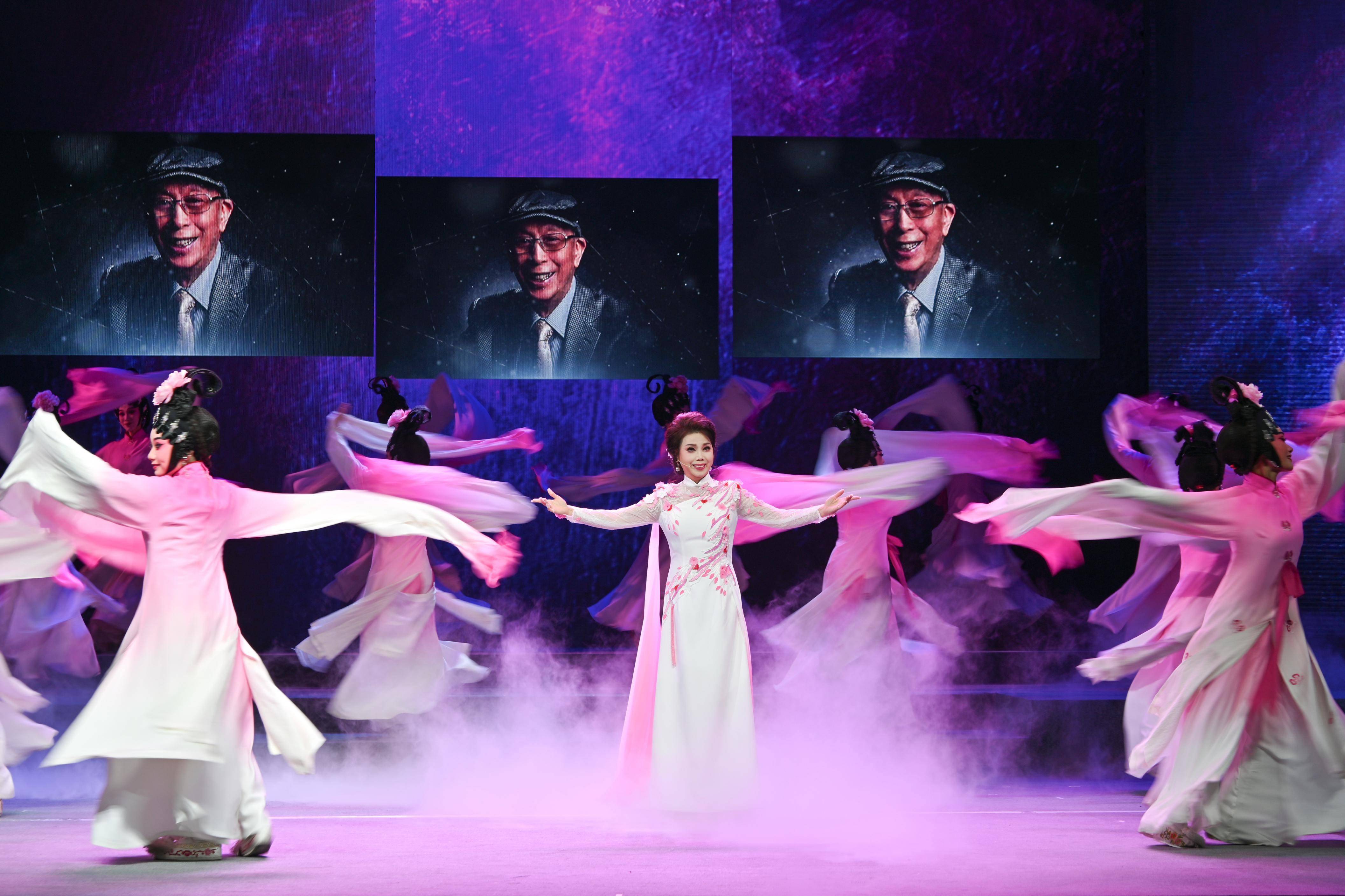 他曾与马师曾,红线女,郎筠玉,楚岫云等合作,出演了《宝玉哭晴雯》