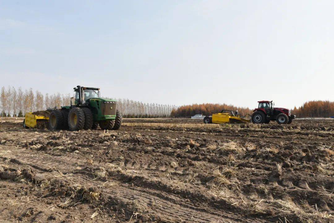据了解,两台大马力机车分别是东方红2604和迪尔9330,而悬挂的卫星平地