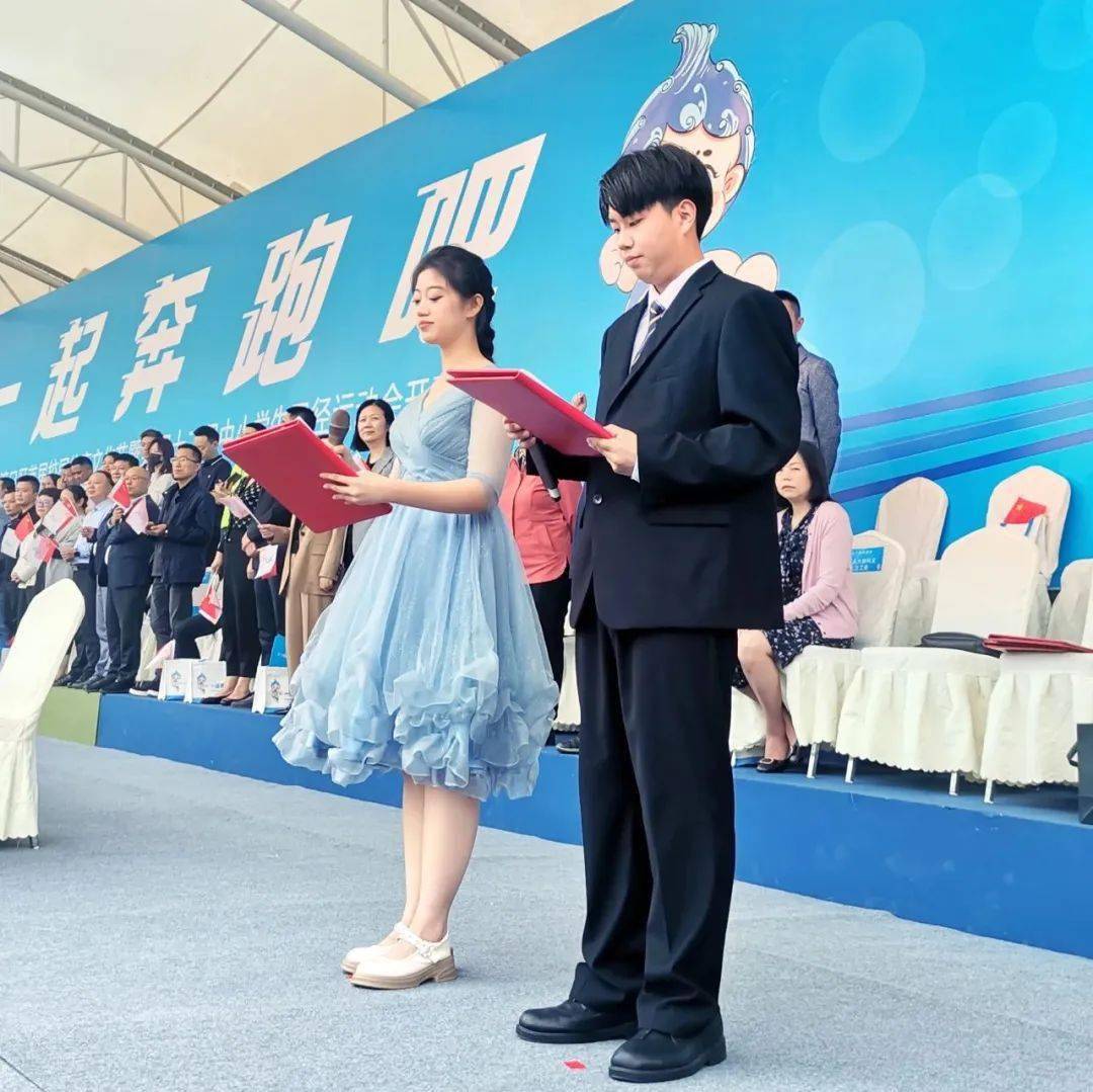 高2022级3班张钲轩和秦芷怡担任体育文化节开幕式主持人;出场式上,副