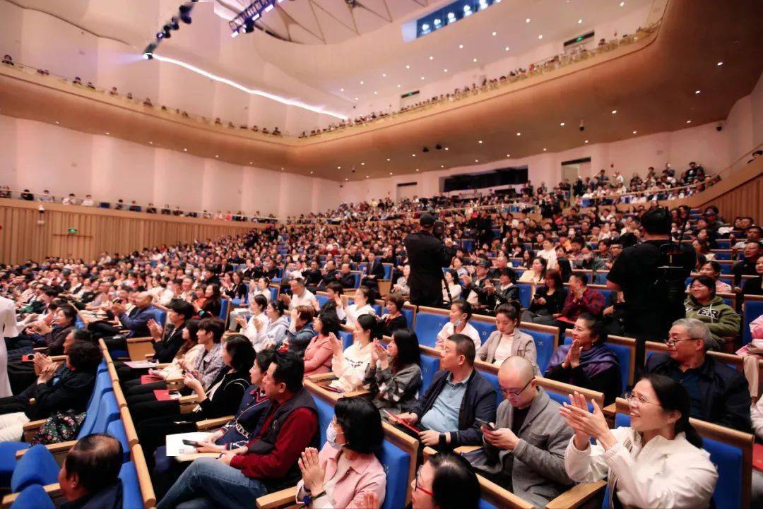 本届金钟奖评委王丽达带来了民族歌剧《沂蒙山》选段《就在山水间》