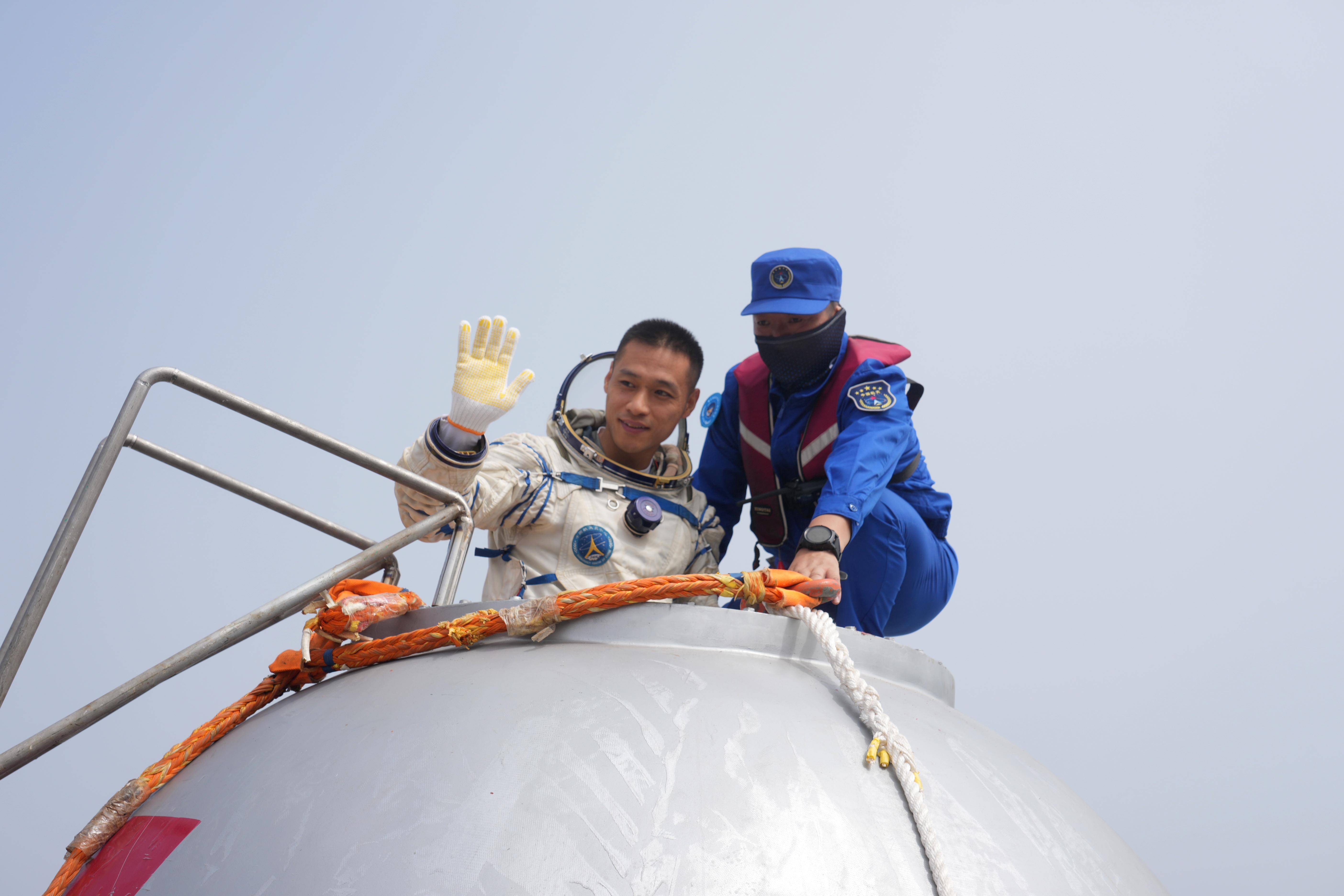 (图文互动)出征"天宫"再启航——记神舟十七号航天员_进行_训练_新华