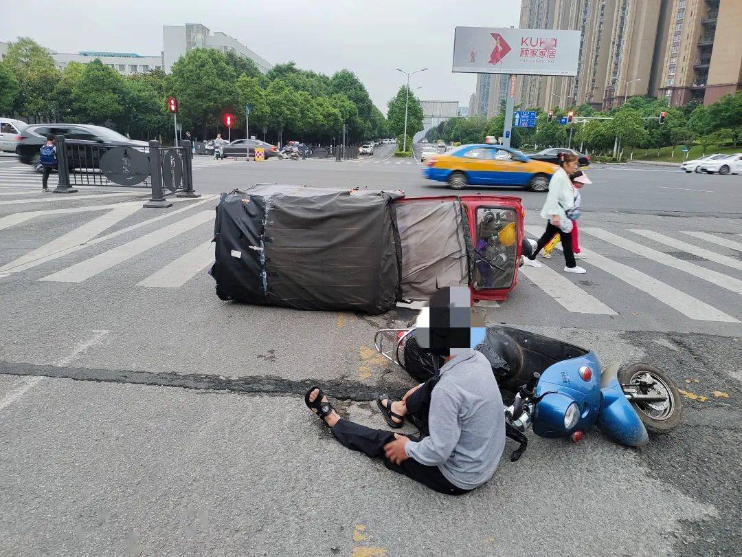 驾驶无号牌电动三轮车沿枫林路由东往西方向行驶,行驶至金阳北路与