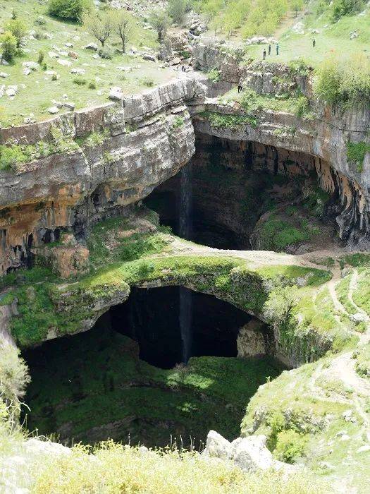 峡谷瀑布落差 255 米,直到 1952 年才被法国生物学家亨利·科菲特发现