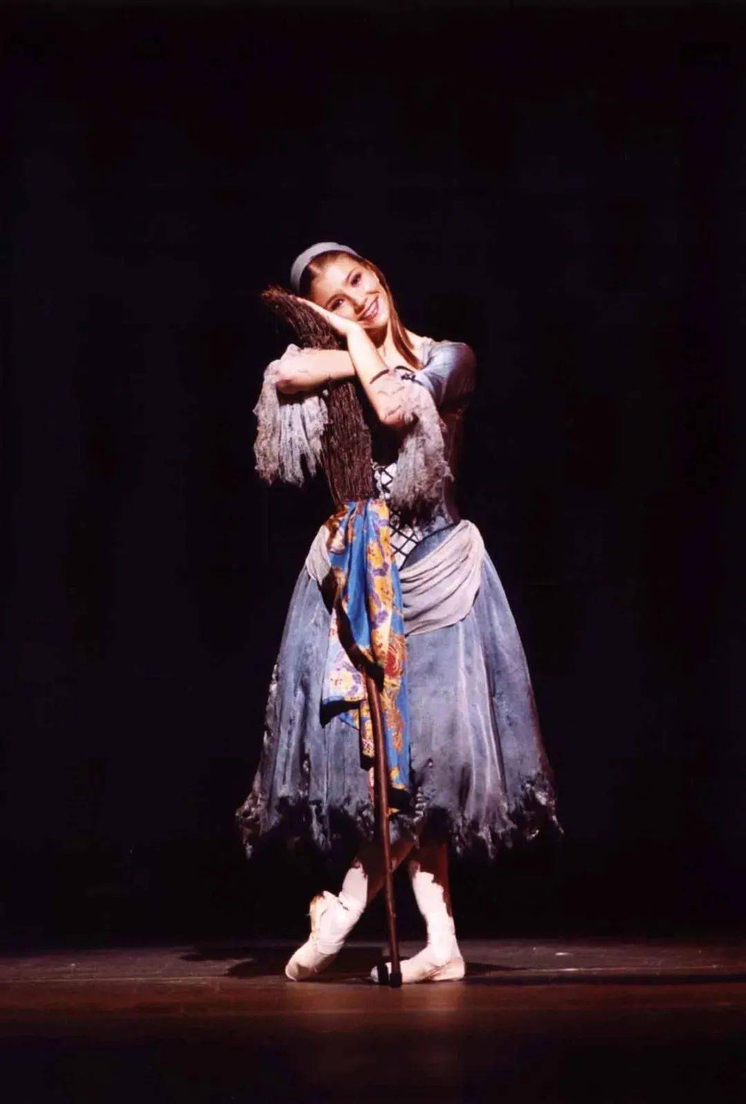 alina cojocaru阿丽娜·科约卡鲁就是今天的主角这支《玫瑰慢板》中