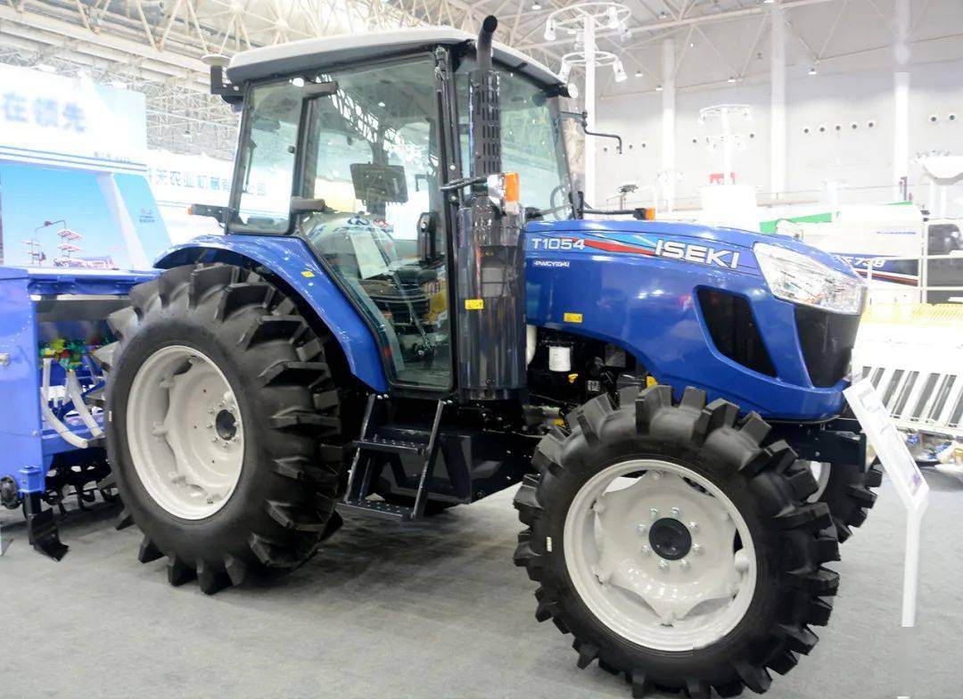 在拖拉机板块,东风井关带来了五款产品,它们分别是t954智能拖拉机,t