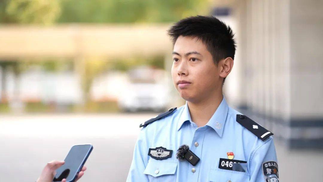 细心的警察发现,监控视频里的男人是有头发的,而眼前这个姓仇的男人是