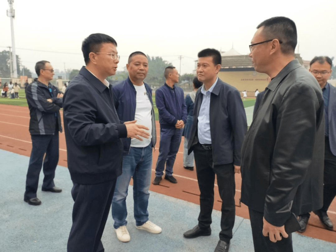 张正元一行先后视察了临江镇卫生院,临江小学,重庆市永川区天之壤种植