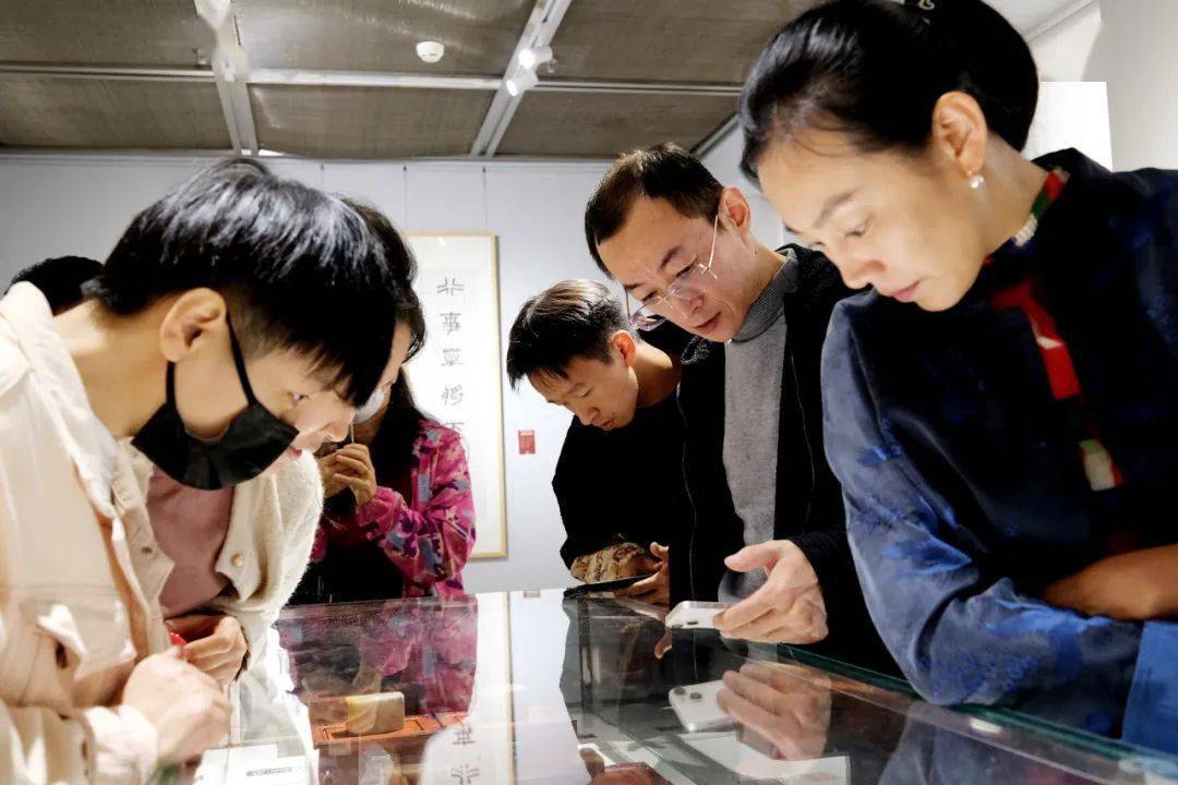 观展现场观展现部分合影晋阳印社合影压轴晒个美好瞬间,耶!