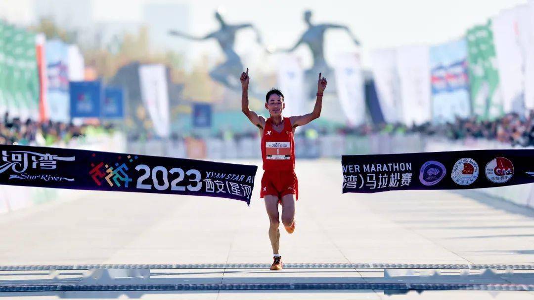 2023西安马拉松董国建夺得男子马拉松冠军_西马_赛道_赛事