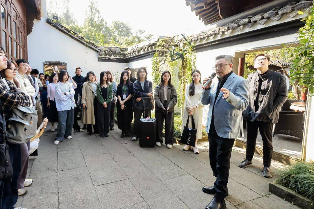 张捷带领学员们移步换景,在浣池,赏心悦目亭,景苏阁,观景台与翠迷廊旁