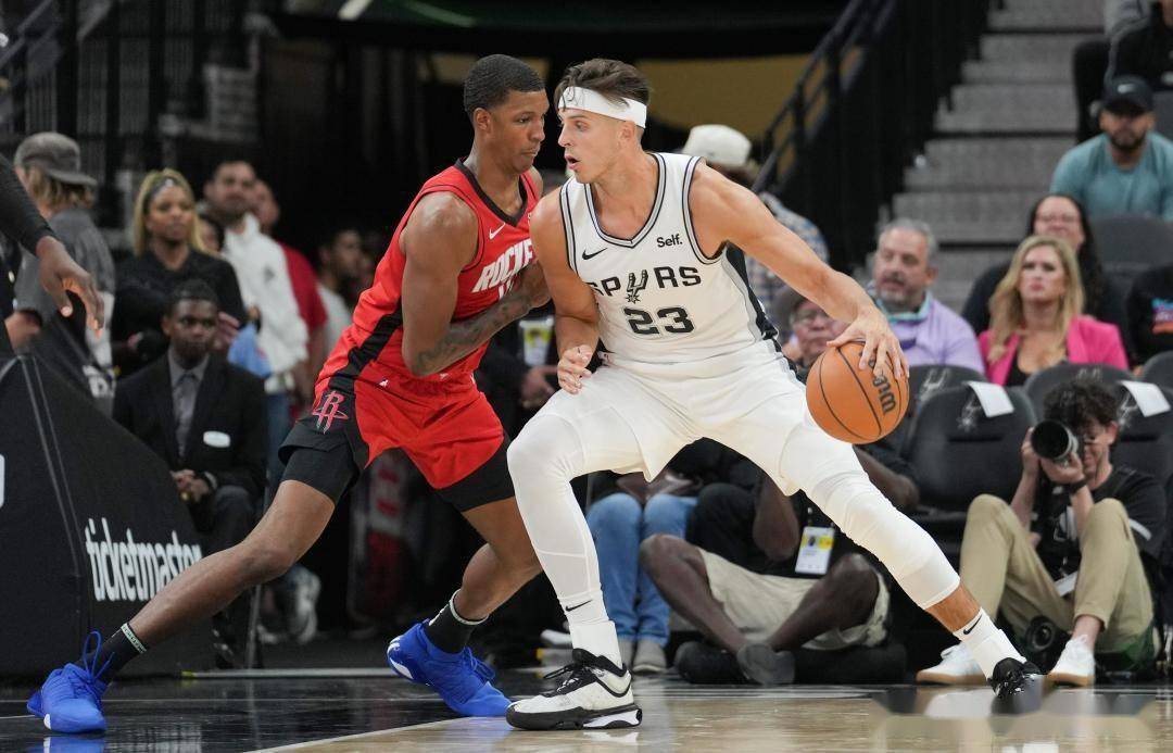 火箭已经不敢大胆收缩,同时火箭更不敢上博班,从身高和臂展上,小贾巴