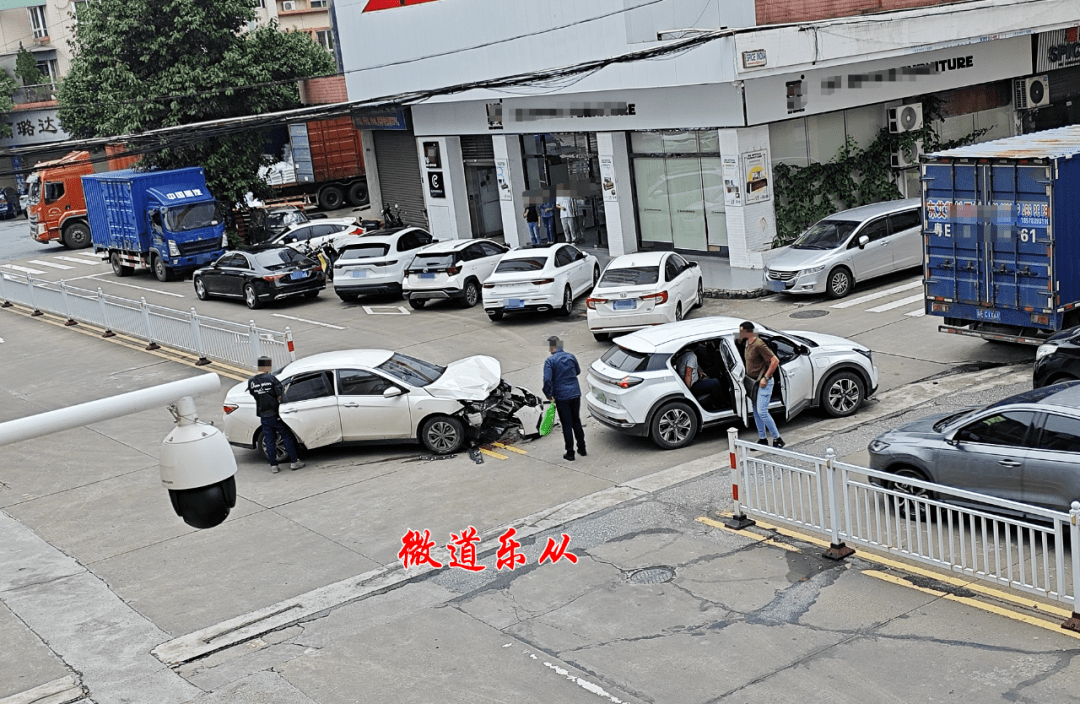 乐从东区离奇车祸！车头街坊小车 0746