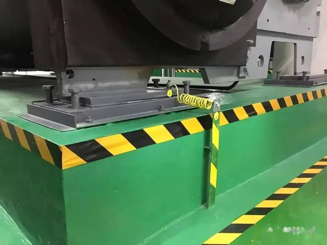 接地干线引入到配电柜基础型钢时,应暗敷在地面内.