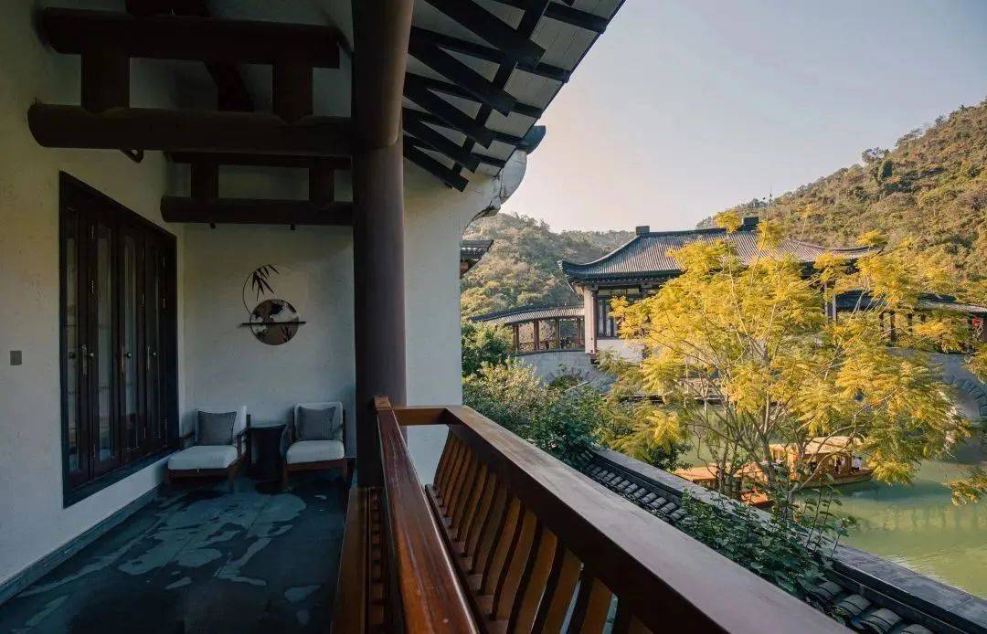 位于惠城区横沥镇的富力·惠林温泉,小隐于市,居山隅一角,依偎在自然