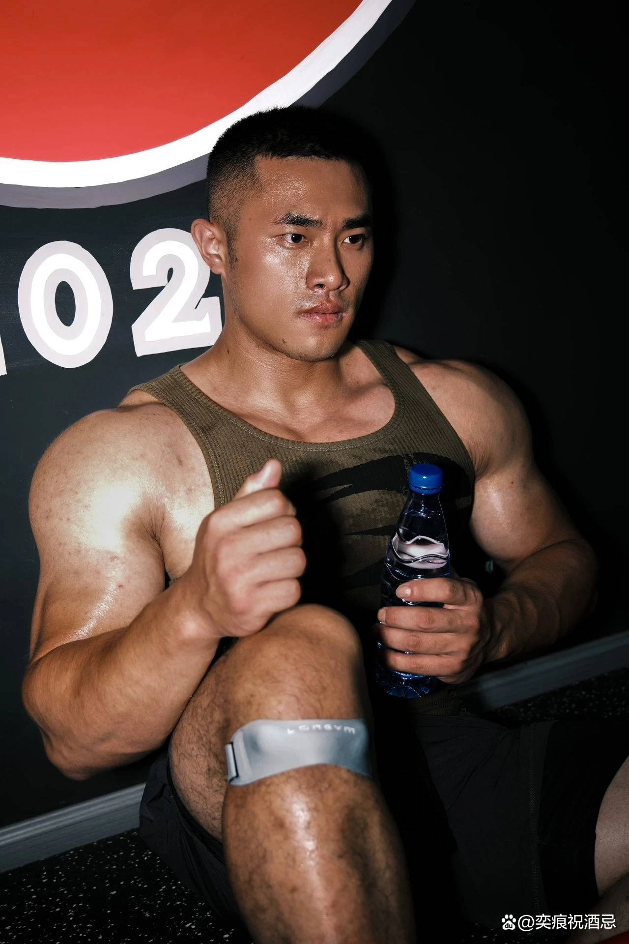 "专访山东壮汉:黑皮寸头,肌肉粗壮,展示魅力型男风采!