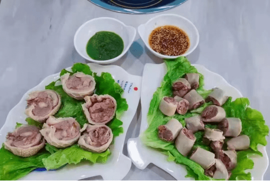 烤全羊,牛肉干,奶豆腐,锅茶,肚包肉,蒙古馅饼等等