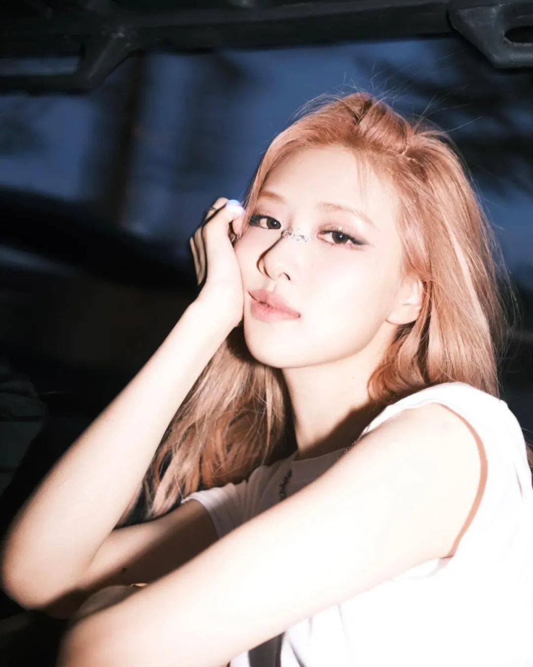 有别于一般韩系妆感,经由maeng操刀的blackpink的妆