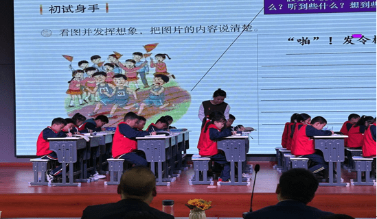 勉县九冶小学张燕惠老师执教《麻雀》与会教师在聆听专家们独到的有