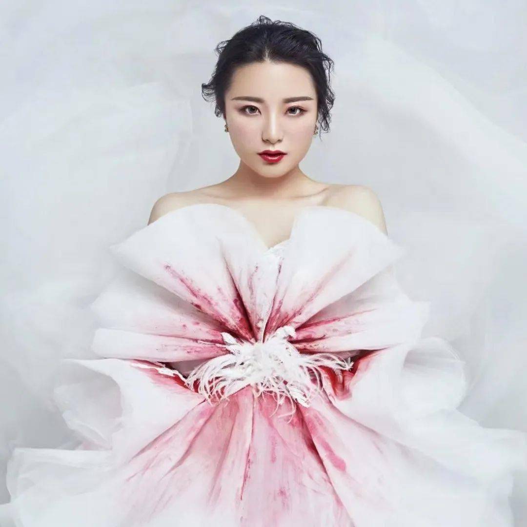 阿依达父亲阿莫纳斯洛饰演者达利博尔·耶尼施,以及朗