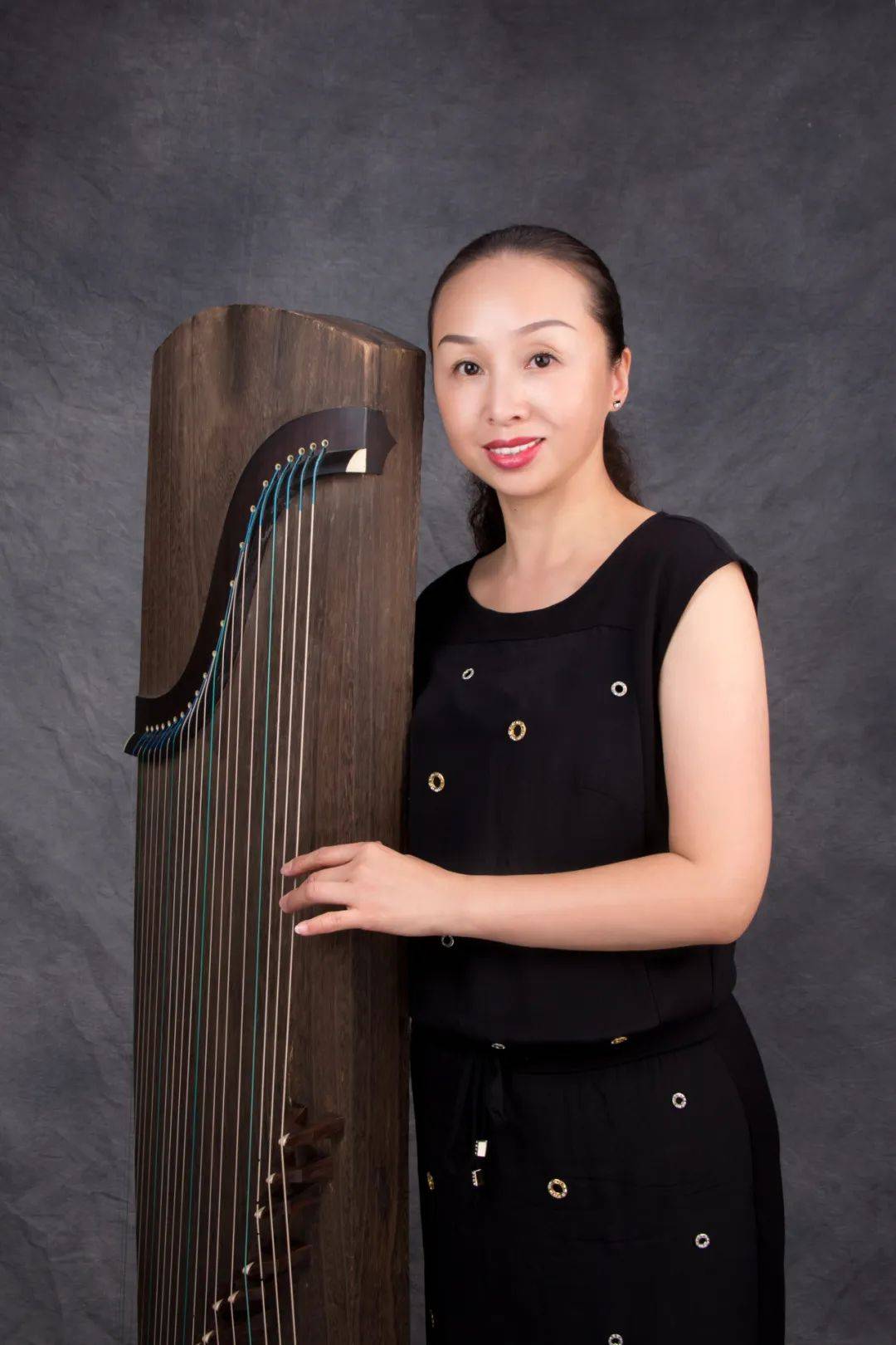 李炯楠毕业于星海音乐学院,师从知名古筝演奏家尹群老师.