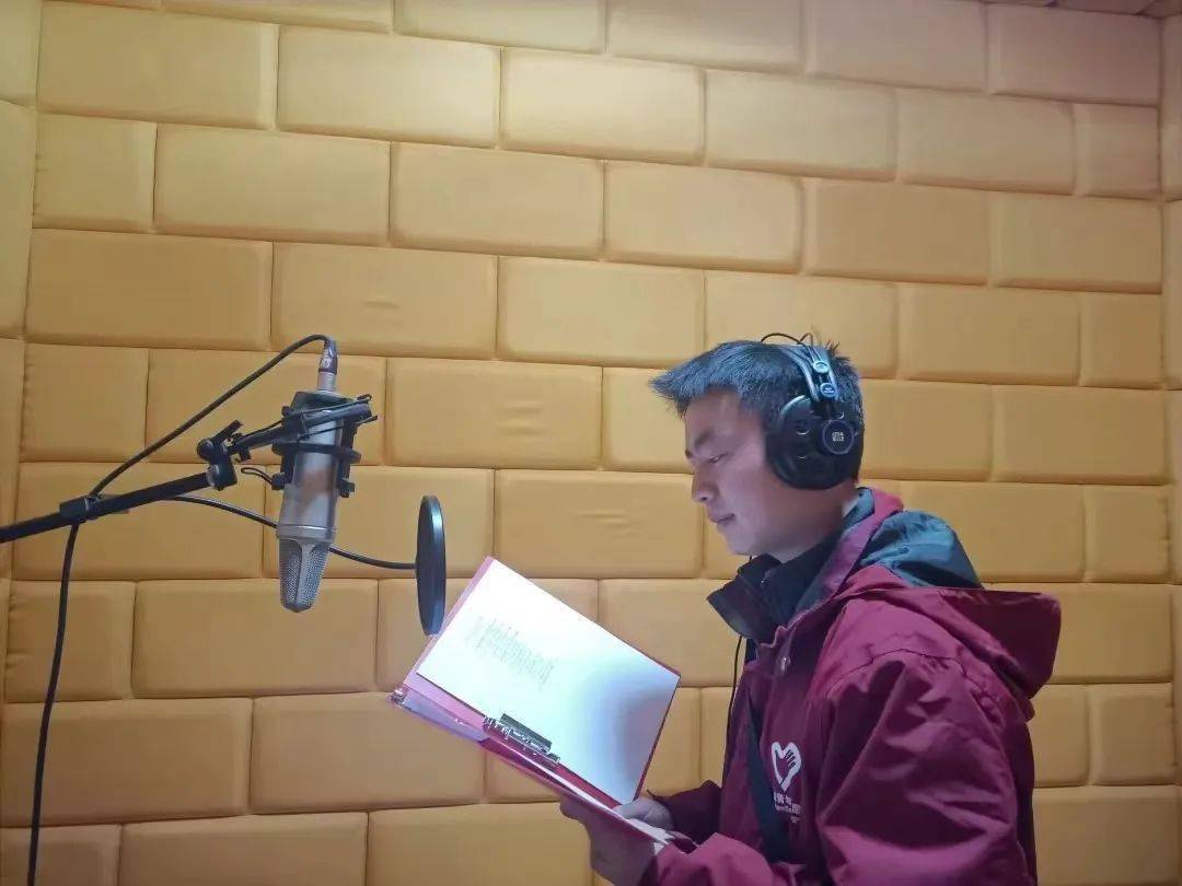 自治区芒康县中学从西藏自治区芒康县中学的校门穿过一条狭长的街道