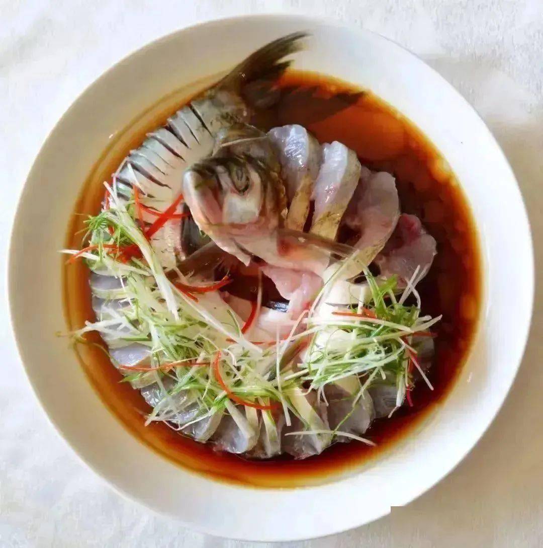 在千岛湖,白花鱼是一道备受喜爱的美食,而最受欢迎的做法莫过于清蒸和