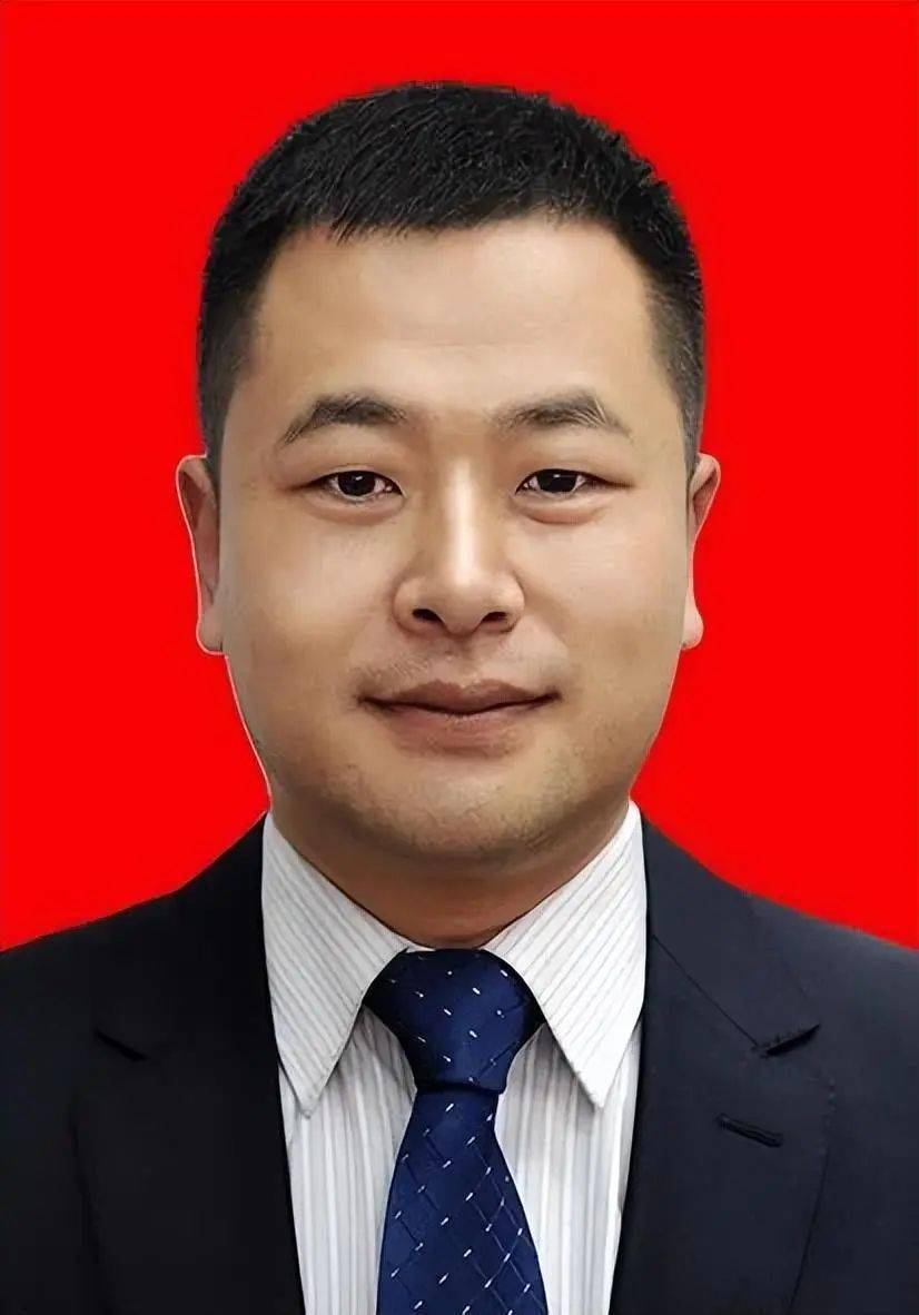 中共党员,曾任职岚县县委常委,界河口镇党委书记,岚县副县长,五寨县副