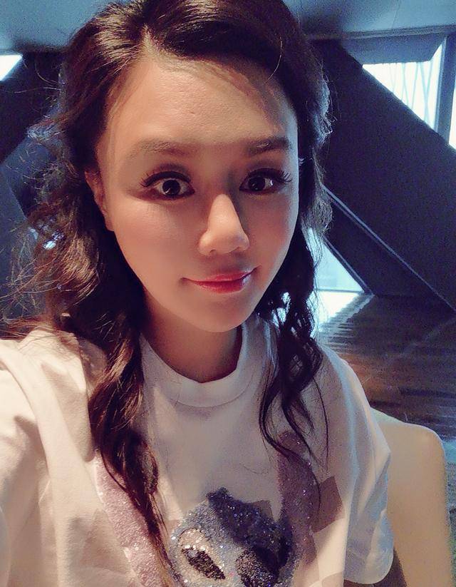 央视主持人杨璐晒工作照，妆容浮夸，还意外撞脸拳王娇妻冉莹颖_生活_照片_穿着
