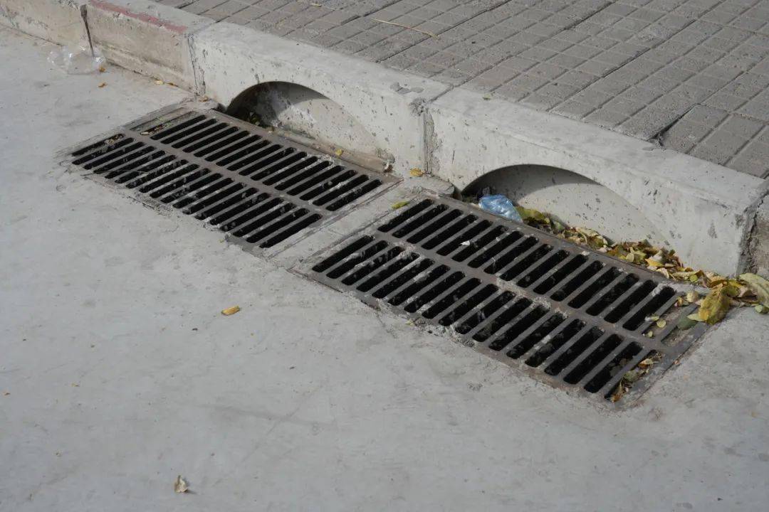 0m,道路两侧沿线新建双箅雨水口.