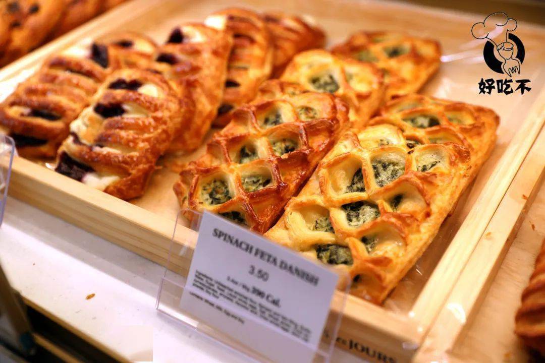 ps:还有蛋糕切片和马卡龙哦~特色面包-可颂-tous les jours橱窗里摆满