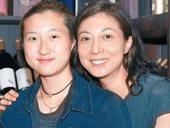 吴绮莉拒绝初恋错爱成龙如今怎么样了?_叶崇仁_母亲_凯文