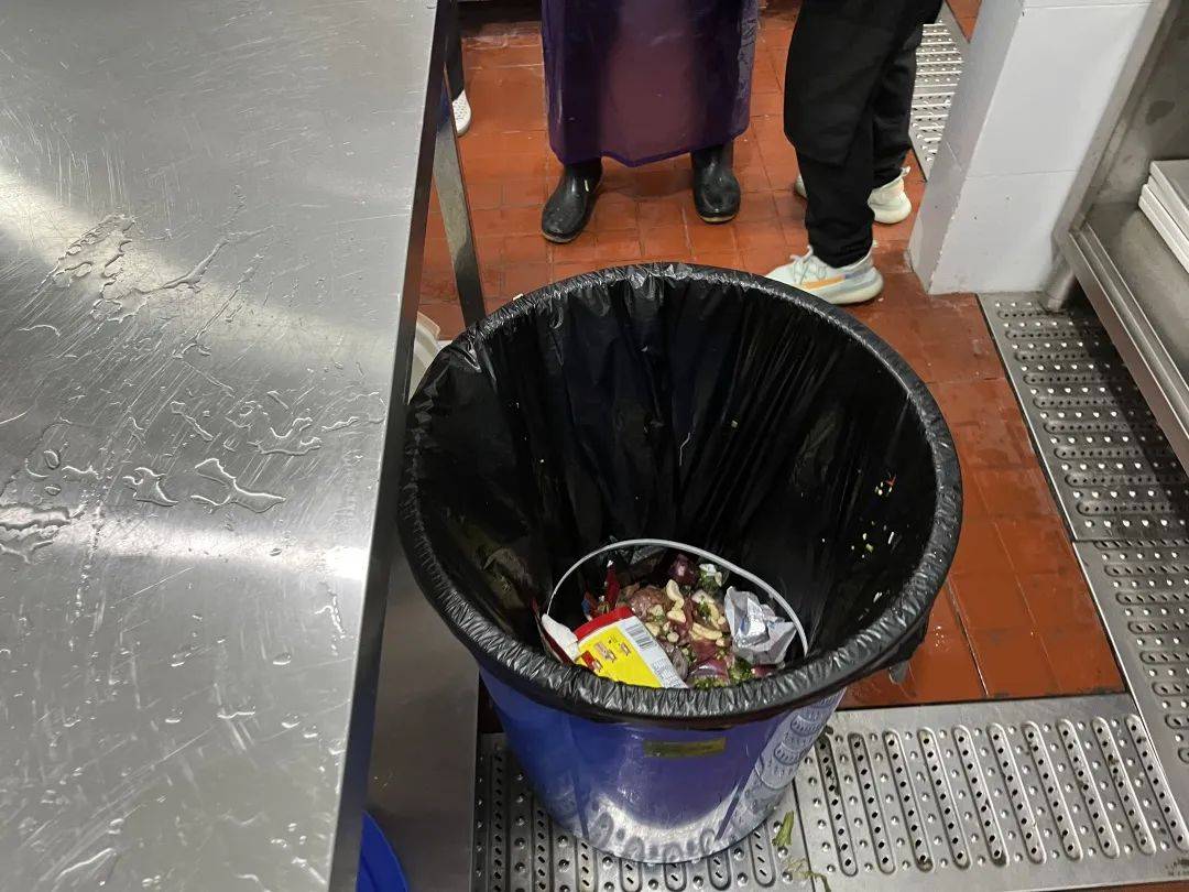 后厨垃圾桶未加盖2.餐具裸露存放,无防尘,防污染措施1.