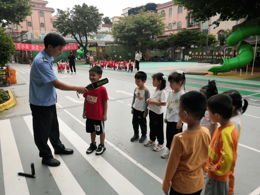 與此同時,孩子們還體驗了一次做小門衛,感受門衛叔叔的工作,讓幼兒打