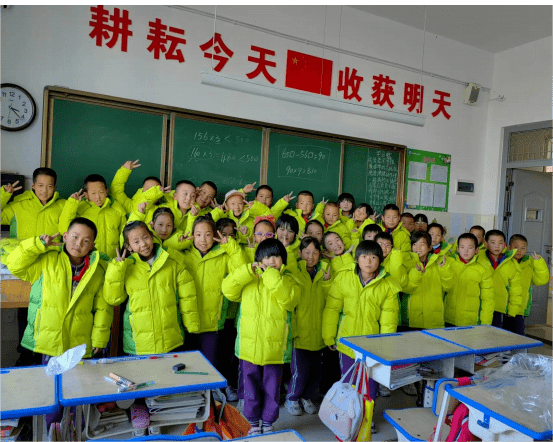 暖心！爱心人士为庆阳市部分偏远地区学生捐赠御寒衣物