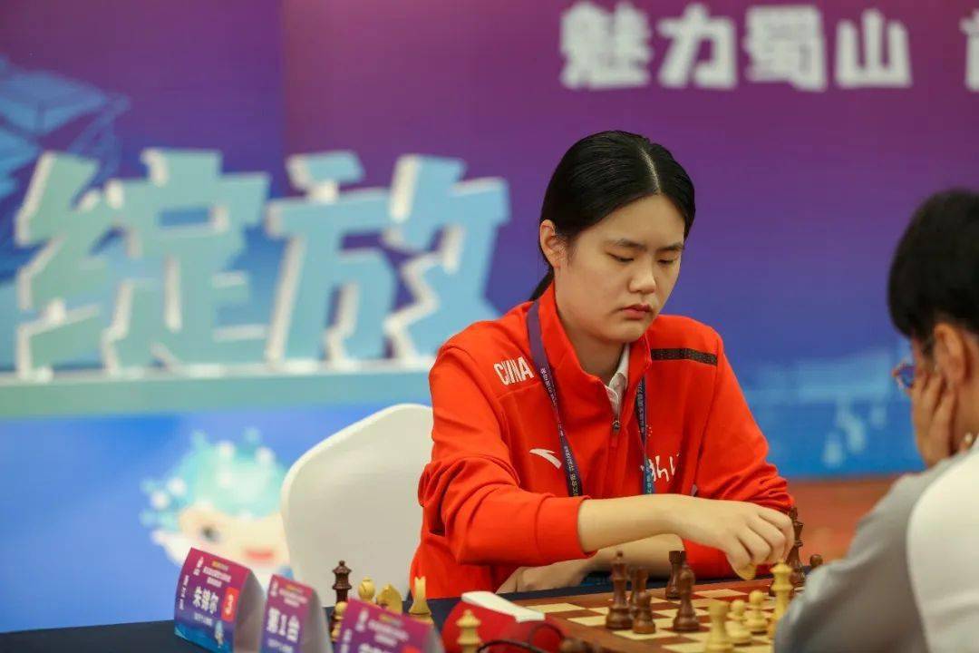 前三名运动员颁奖周影为女子个人快棋赛前三名棋手颁奖田红卫为男子个