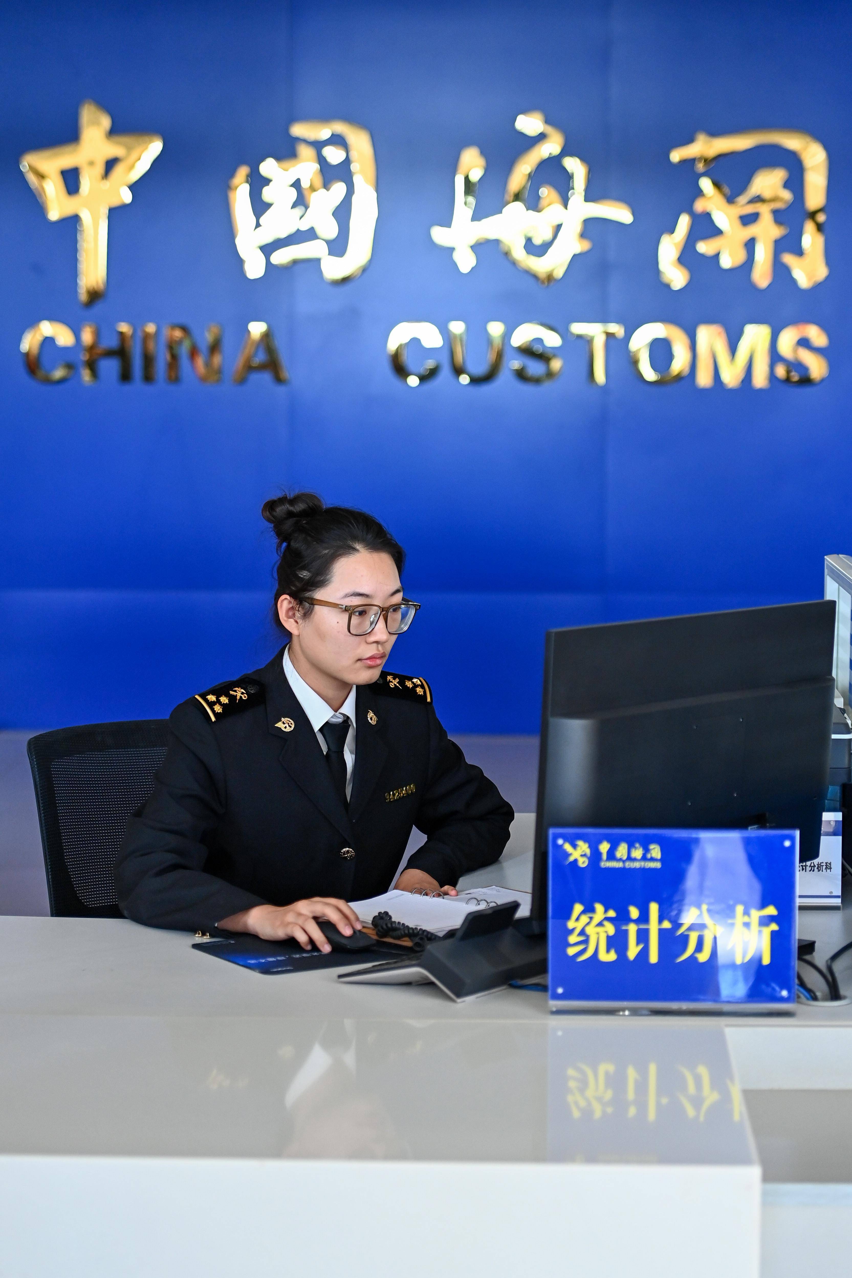 喀什海关关员在新疆喀什海关一站式业务大厅办理业务(11月4日摄).