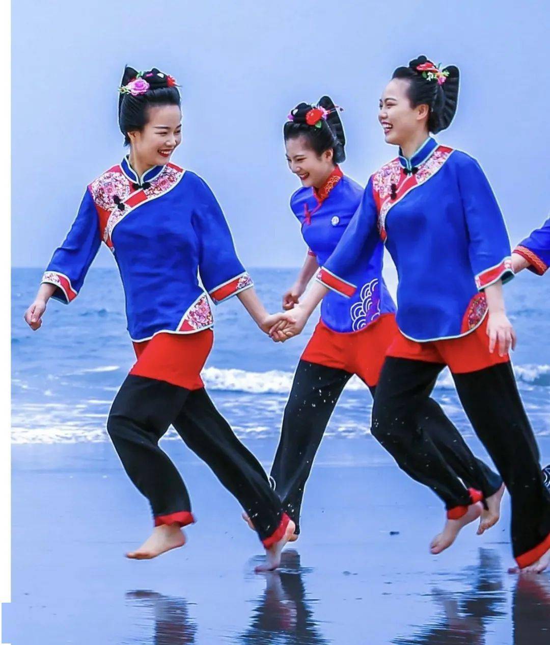 上衣相传是妈祖生前最爱穿的服装又称妈祖服湄洲女服饰"灵妃一女子,瓣