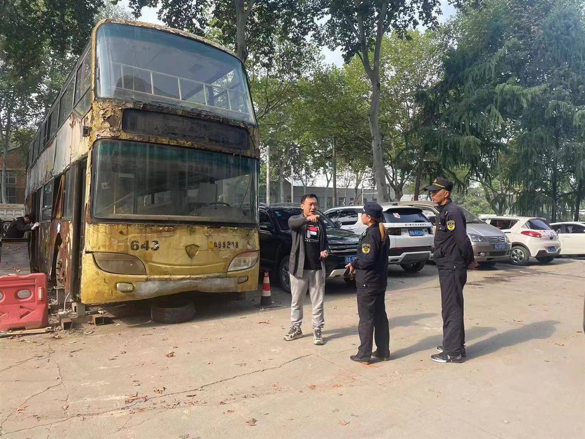 报废的"双层巴士"占道停放,他们将其拖走还路于民_车辆_影响_工人村