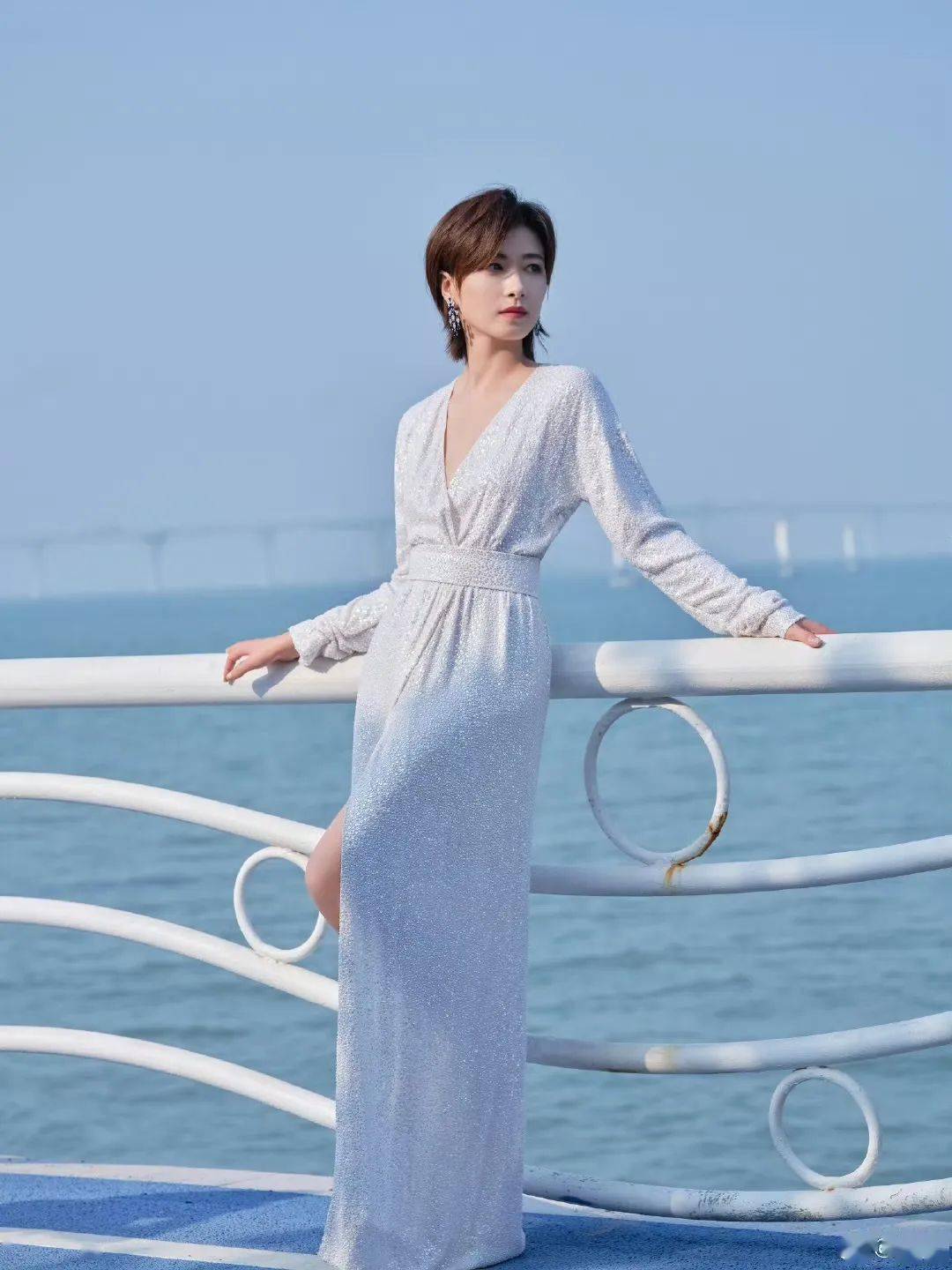 万茜张雨绮金晨陶昕然毕雯珺王影璐她们身后的这片美景便是厦门海滩