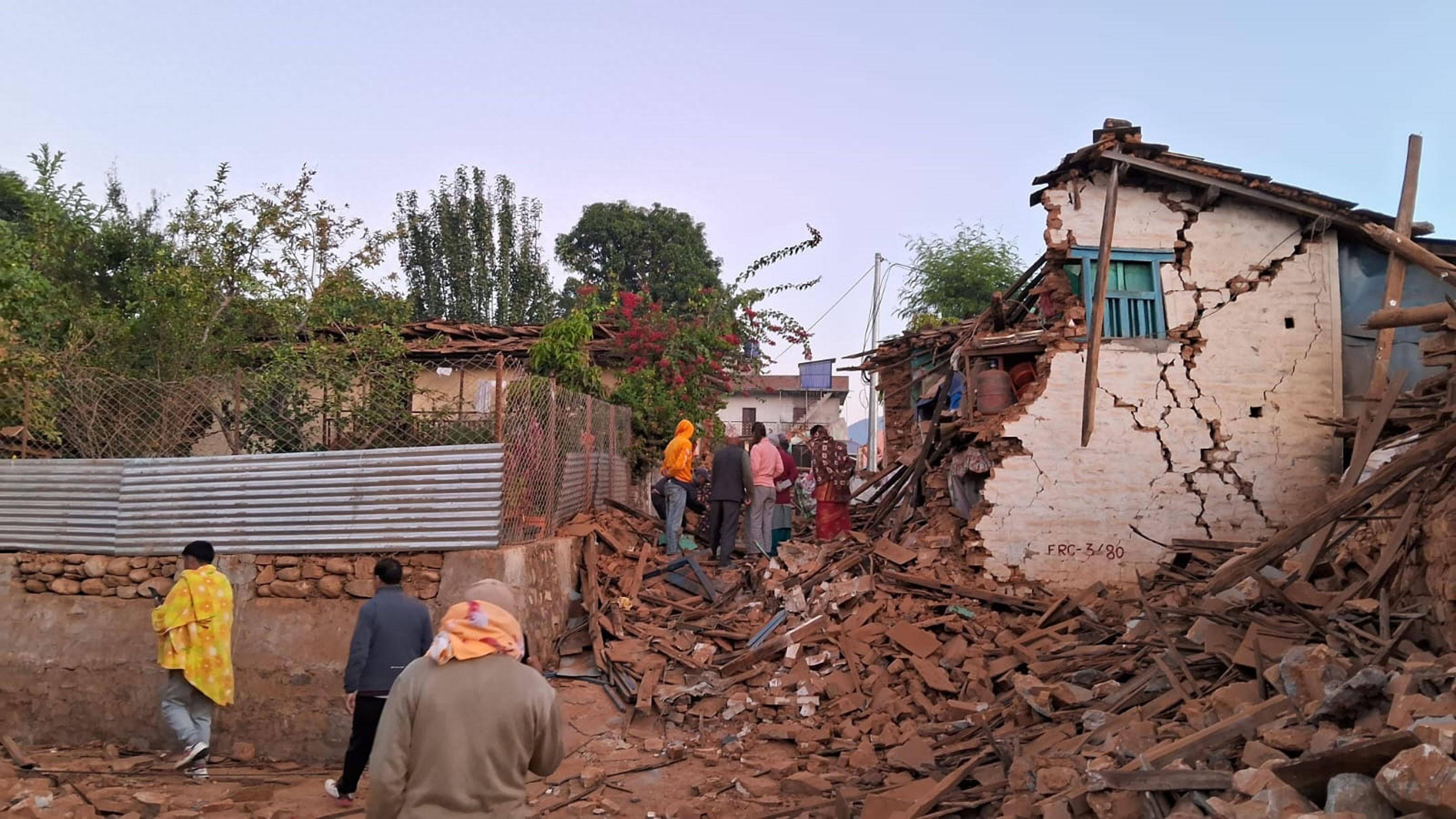 4级地震,遇难人数超130人,印度首都新德里有明县震感