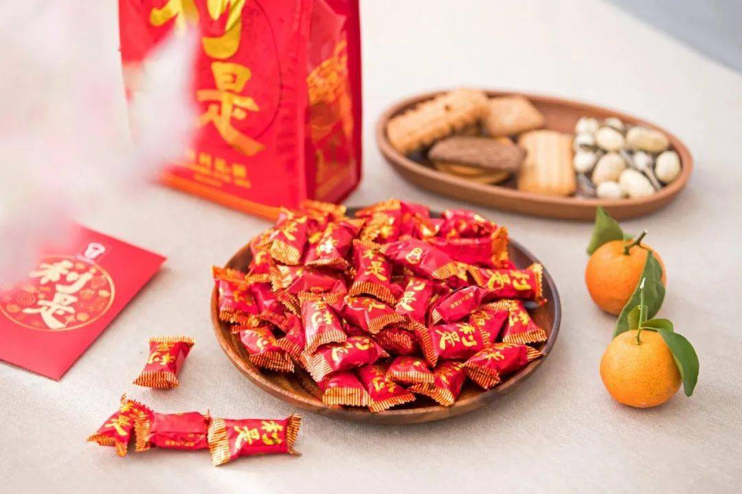 的奶香草莓味~几乎每家人的待客果盘里,都会装上红彤彤的嘉顿利是糖