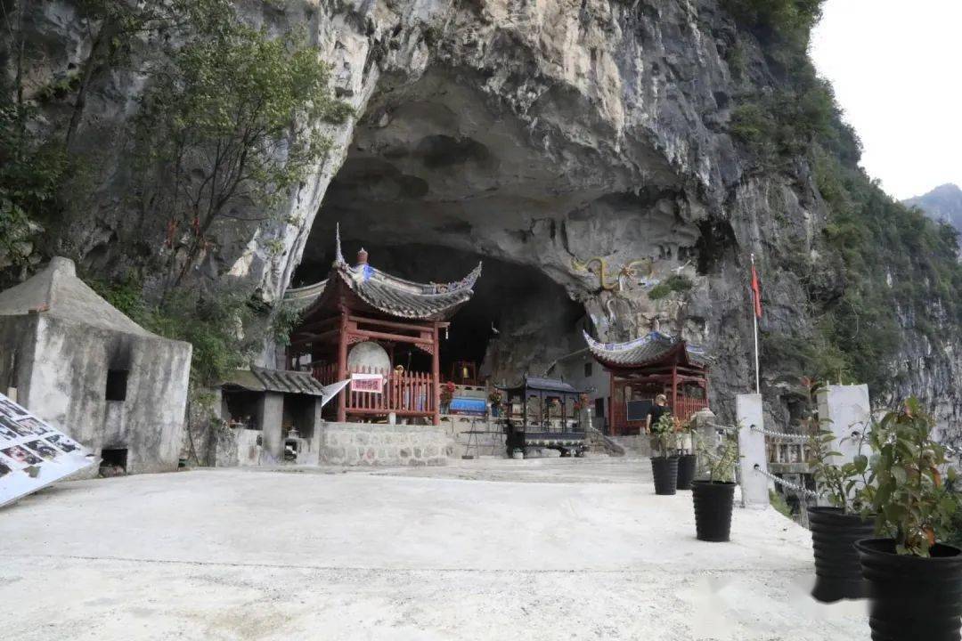 哪吒的师傅太乙真人,修炼居所乾元山金光洞,又名太乙洞就在江油含增镇