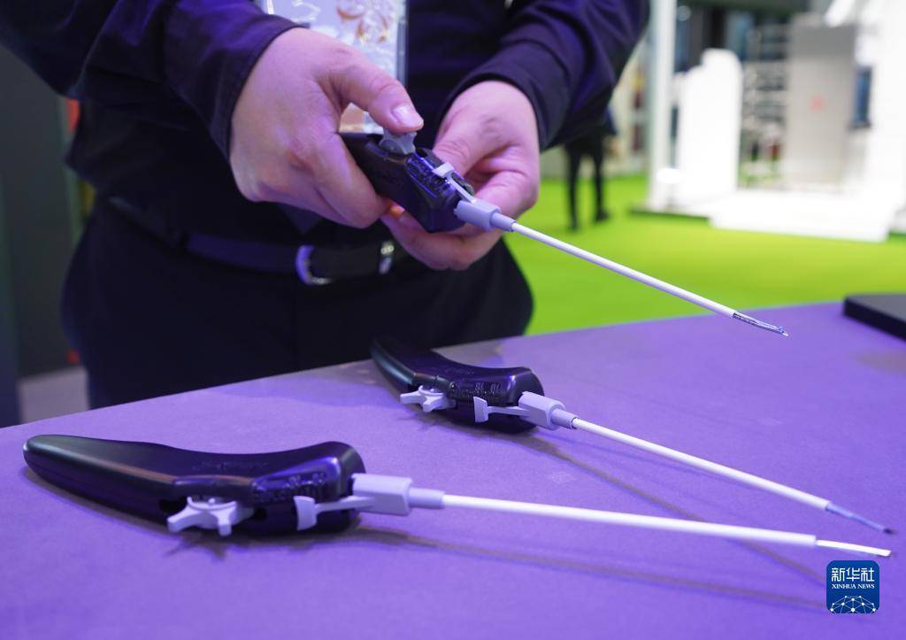 博会医疗器械及医药保健展区arthrex展台拍摄的半月板全缝线缝合系统