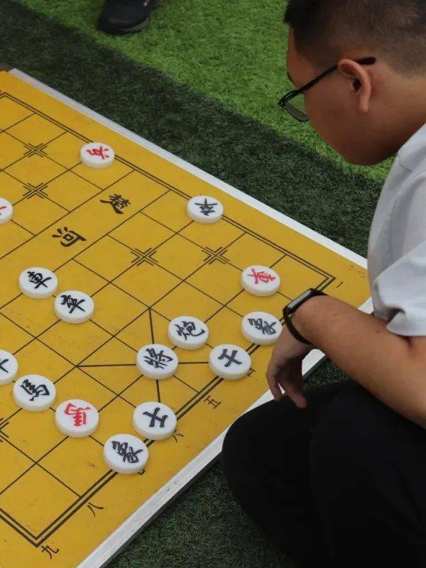 我们仿佛看到热闹的大观园,看到宝黛木石前盟,前生今世;足球