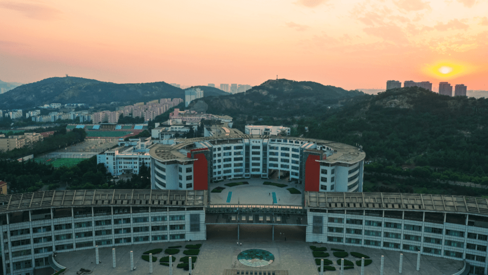 《夕阳下的青科大》拍摄于六月初的青岛科技大学校园.
