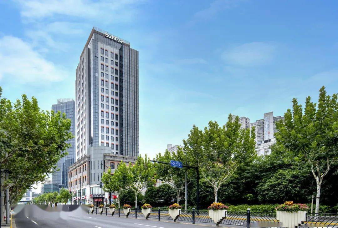 上海外滩浦华大酒店位于北外滩的中心,距滨江绿地仅五分钟之遥.