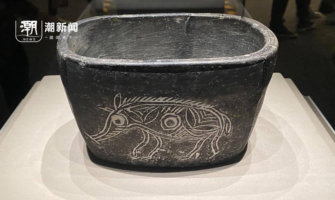 陶器十圆不如一方,这个黑陶食器方形平底,四角弧圆,证明河姆渡人