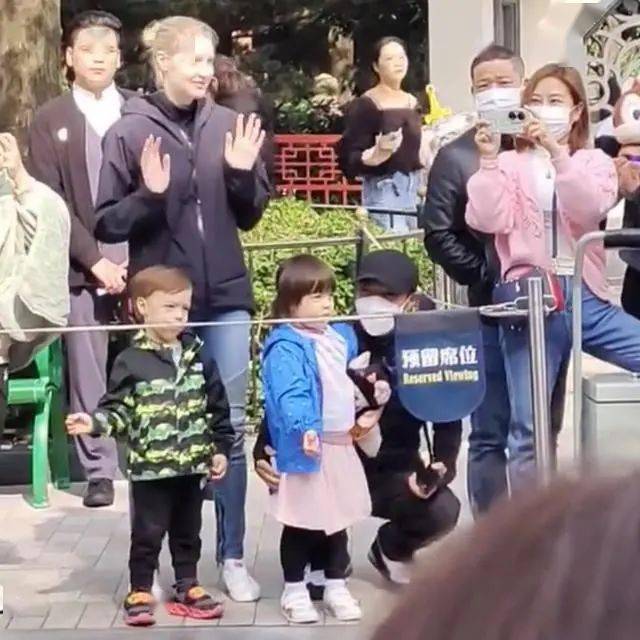 撒贝宁一家迪士尼游玩,龙凤胎大方露正脸,女儿跟爸爸一模一样_李白