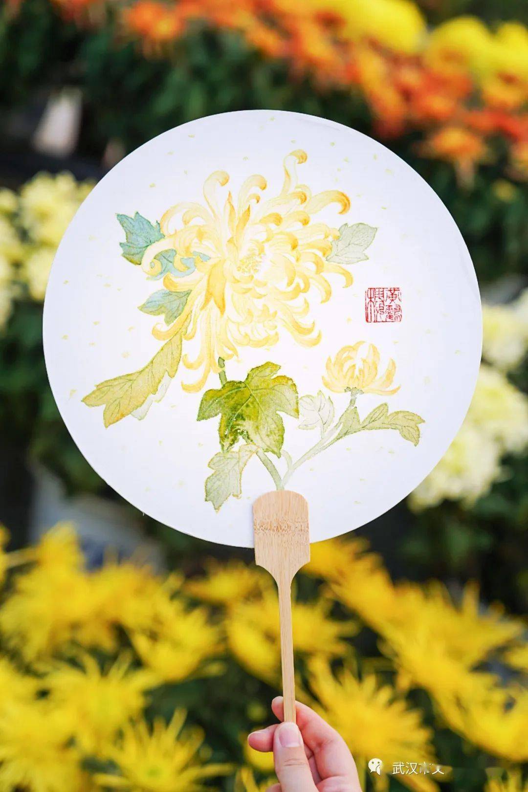 黄鹤楼公园景区还出了60多款和菊展相关的文创产品,菊花香囊,菊花团扇